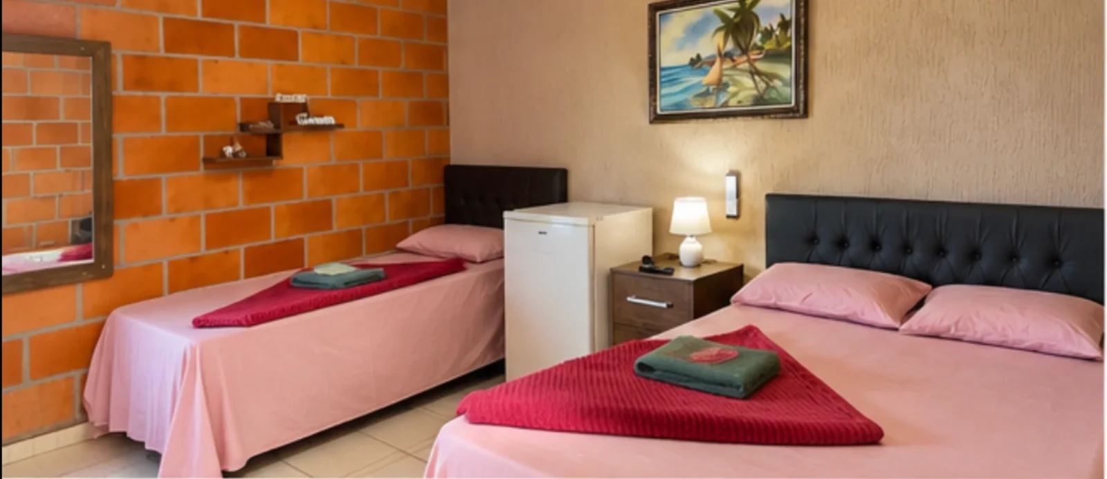 Quarto com cama de casal, cama de solteiro, frigobar e criado-mudo