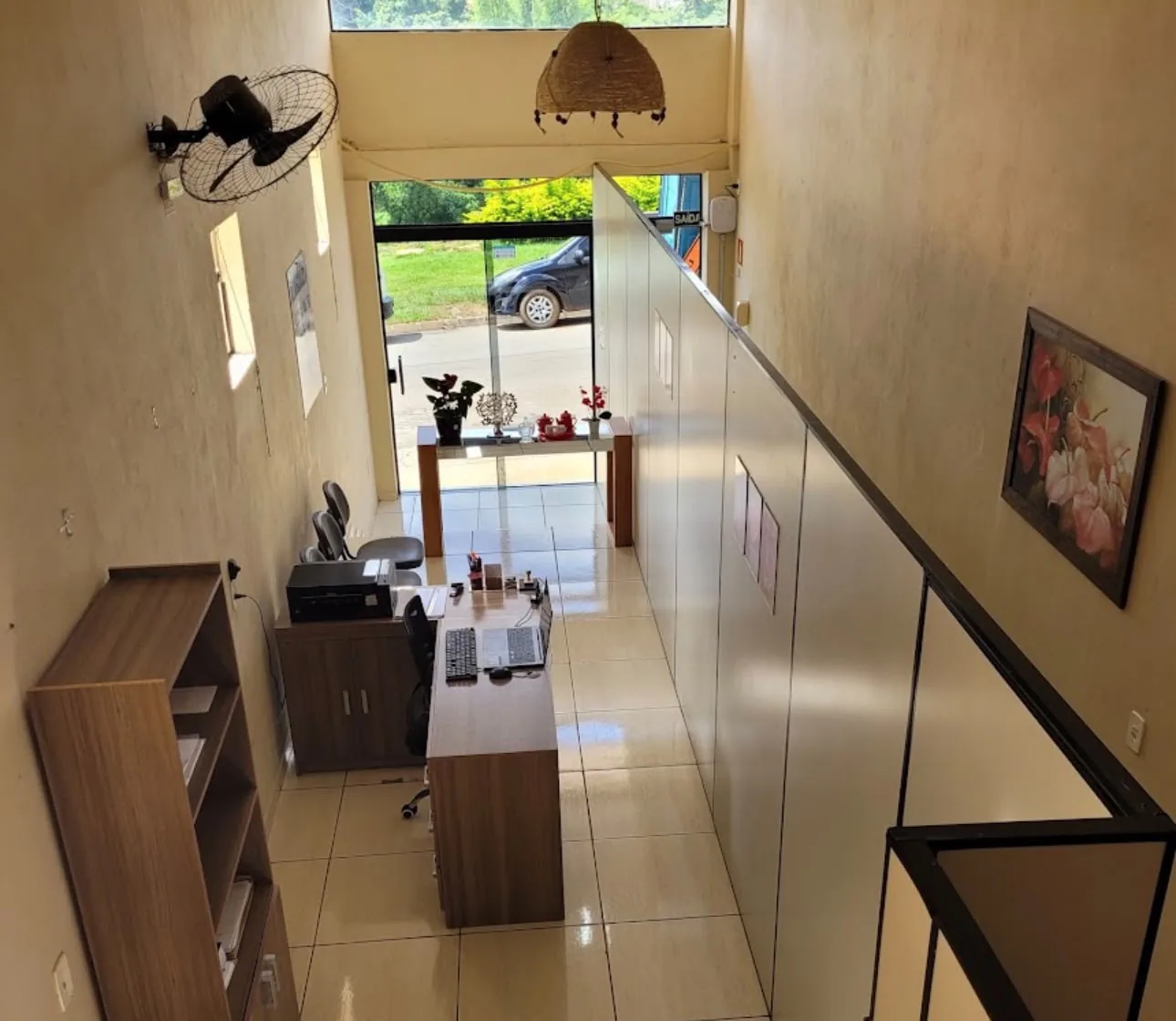 Recepção e escritório de atendimento da pousada